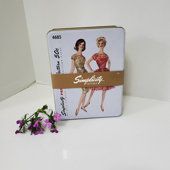 Simplicity Vintage Storage Tin Box Retro Fashion Container White Red - Picture 1 of 8